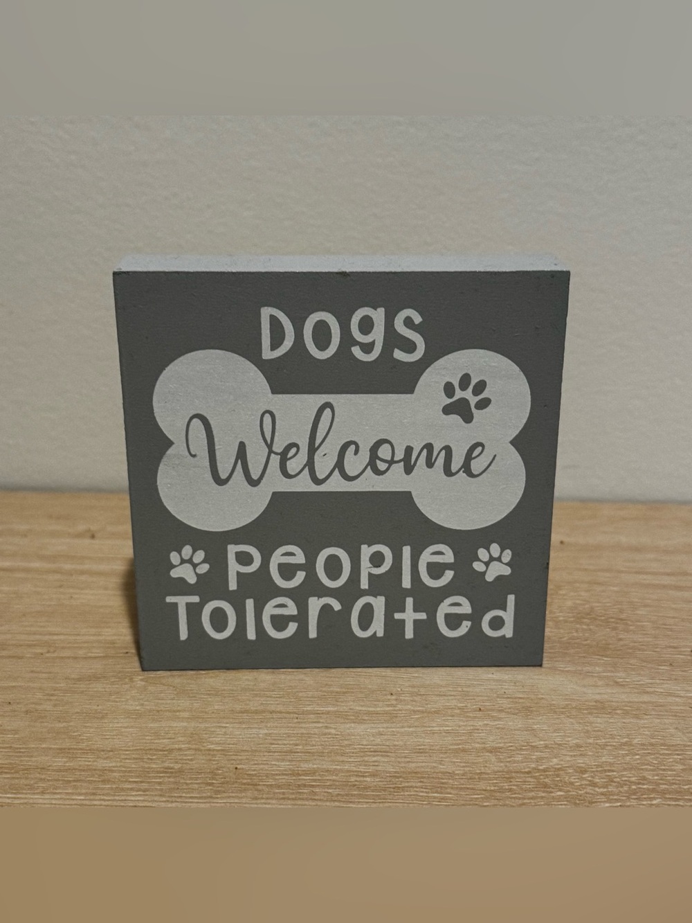 Gray 'Dogs Welcome' Decorative Pet Sign - Neutral Home Accent
